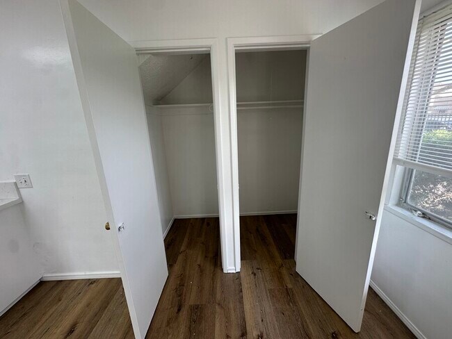 Building Photo - 2027 Ridgeley Dr