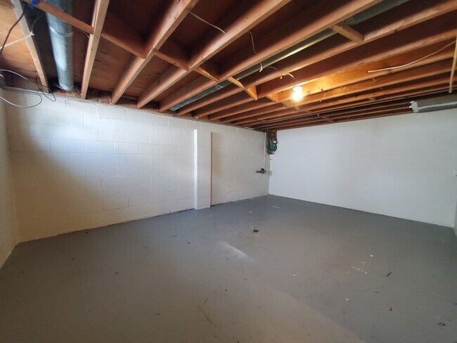 Building Photo - 3760 Ardath Rd