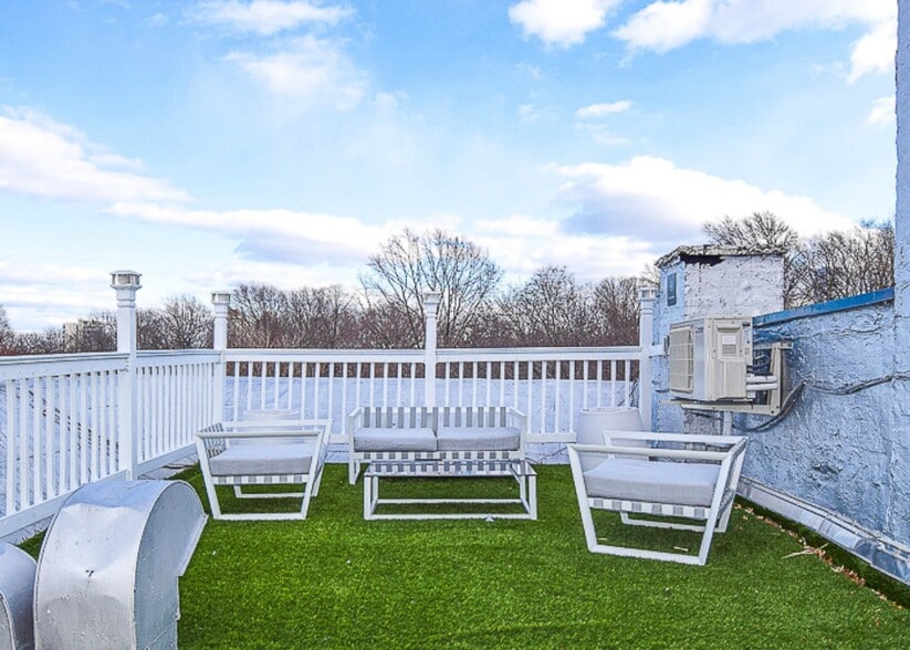 Building Photo - Central Park West