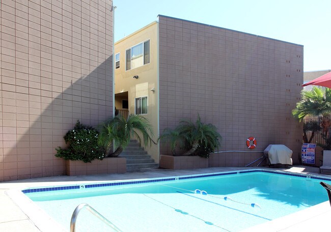 Pool - Mission Crest