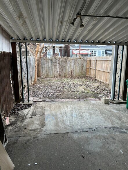 Private yard - 808 E Morton St