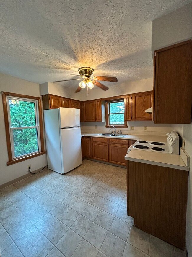 Building Photo - 212 Mohican Ave