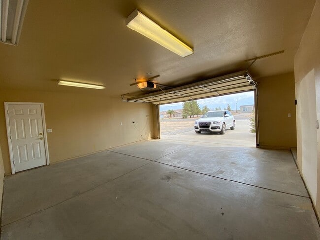 Building Photo - COUNTRY PLACE II U3 - Bluebird Avenue