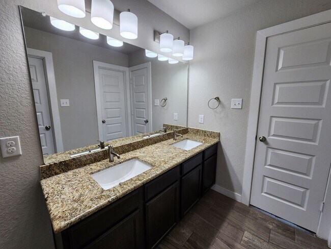 Building Photo - Large 3/2.5/2 in Creekside Crossing! Game Room + Balcony! Fridge Included / CISD