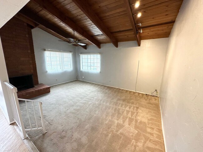 Building Photo - Beautiful 3 bed/2 bath unit in Huntington Beach