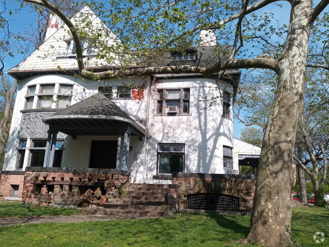 Historic Farmington Grove rental.  8 bedrooms on second floor, 3 full bathrooms and 3 half bathrooms - 444 S 6th St