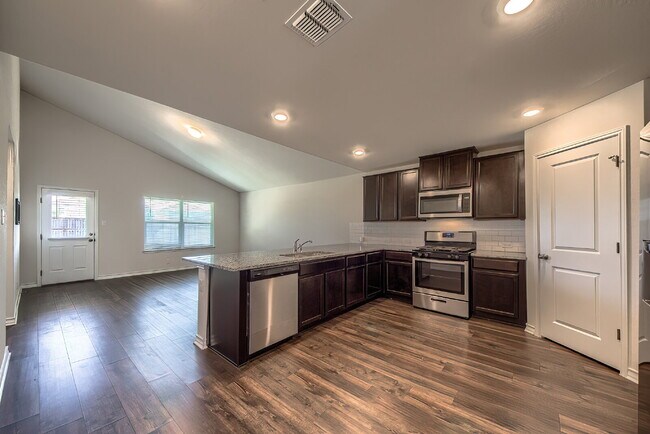 Building Photo - Stunning 4 bedroom offering 50% off the fi...