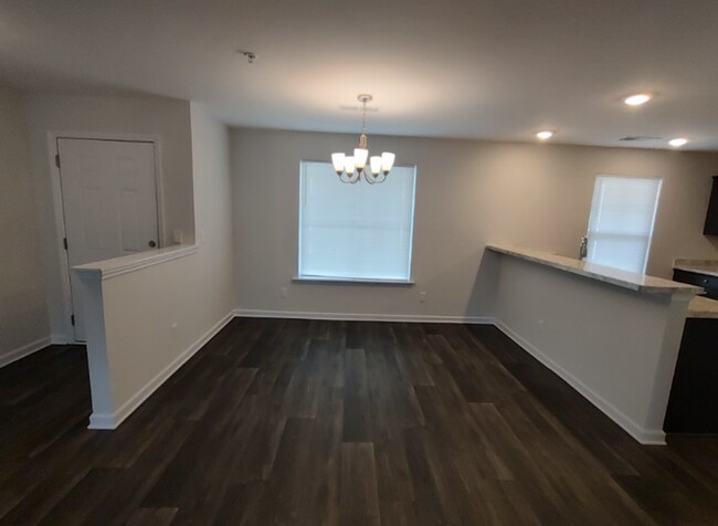 Building Photo - Move in Ready! Easy & Quick move-in process