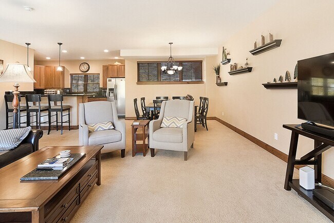 Building Photo - 44 Linden Ln