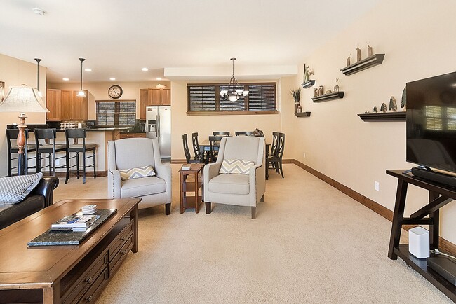 Building Photo - Beautiful townhome, ski shuttle, views, ut...