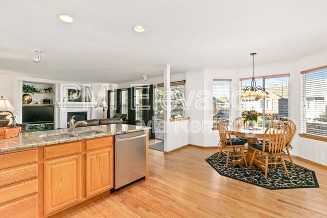 Building Photo - 829 W Sparrow Hawk Dr