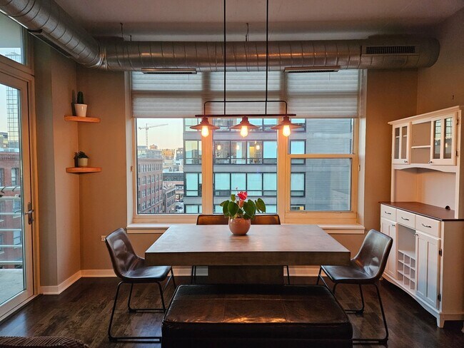 Building Photo - 909 W Washington Blvd