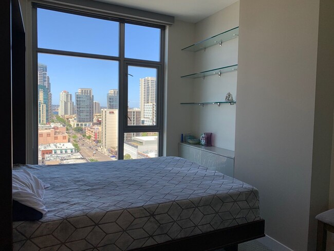 Building Photo - Downtown San Diego - fully furnished upsca...