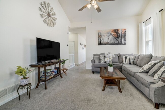 Building Photo - Charming 3BR Condo in Fountain