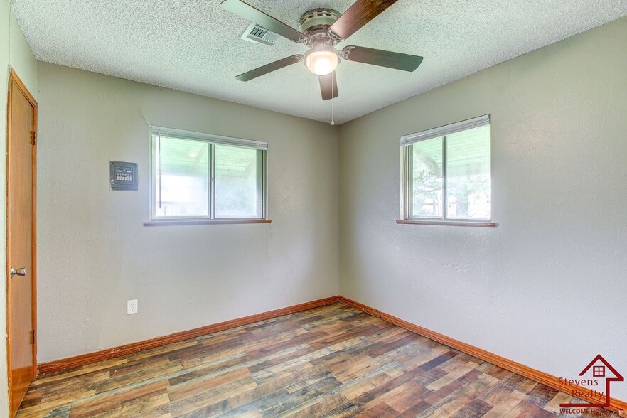 Building Photo - 1436 NW Ozmun Ave