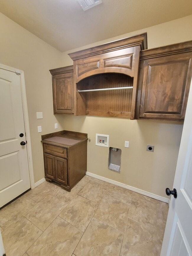 Building Photo - 9825 Perry Ave