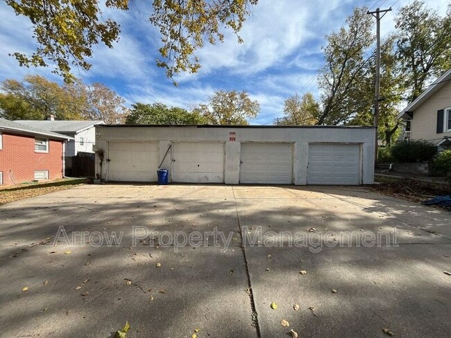 Building Photo - 1100 S 25th St