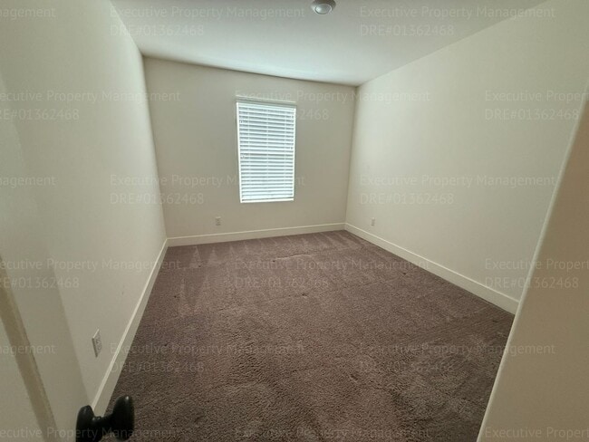 Building Photo - Spacious 4 bedroom/ 3 bathroom home