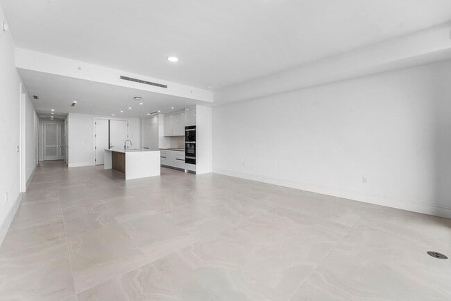 Building Photo - 220 Lake Shore Dr