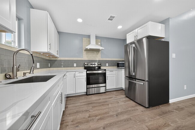 Building Photo - 10106 Shadow Pine Dr