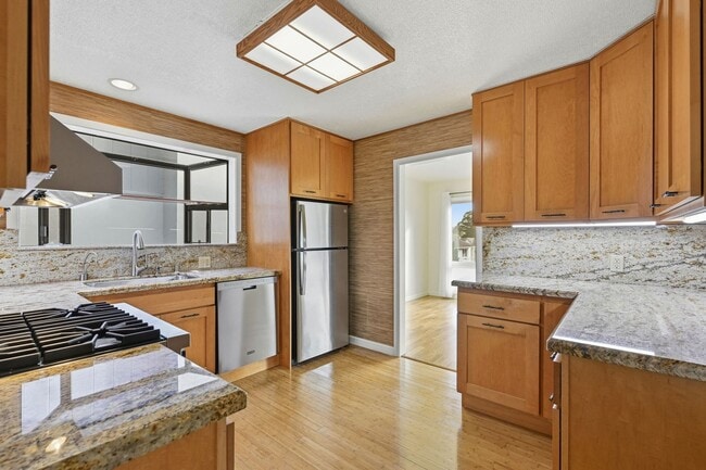 Building Photo - Spacious Three Bedroom Home in Forest Knol...