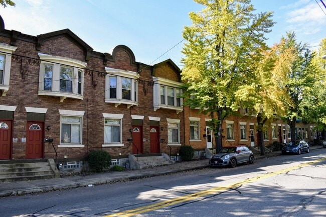 Building Photo - 2BR Townhouse with Fully Equipped Kitchen & W/D Included! Great Location! Call Now!