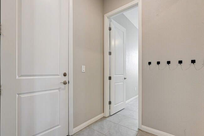 Building Photo - COMFY and NEW 3 Bedroom Home in Skye Canyon!