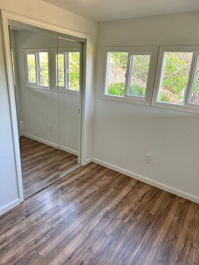 Building Photo - Beautiful 2 Bedroom 1 Bath Single Family Home Available 04/06/26