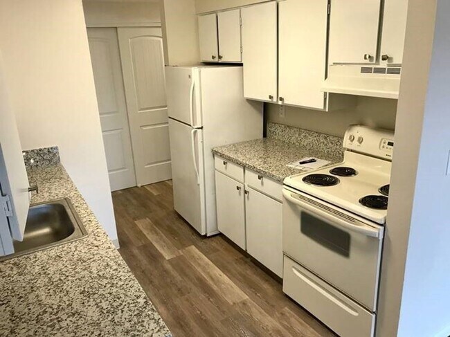 Building Photo - Beautiful townhome in the heart of Tigard ...