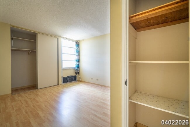 Building Photo - SALT LAKE 2 Bed 2 Bath 1 Parking