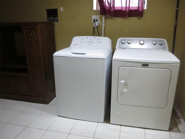 Building Photo - 327 Town Line Rd