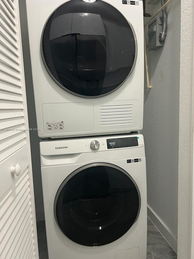 Building Photo - 3 bedroom in Miami FL 33142