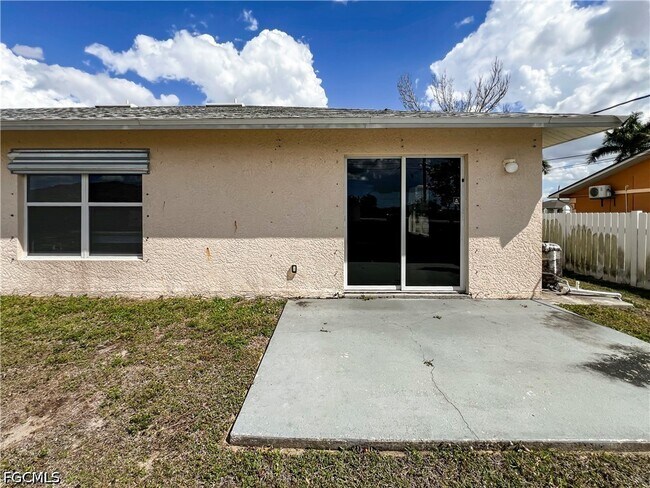 Building Photo - 2130 NE 8th Pl