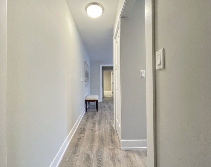 Building Photo - 529 W Surf St