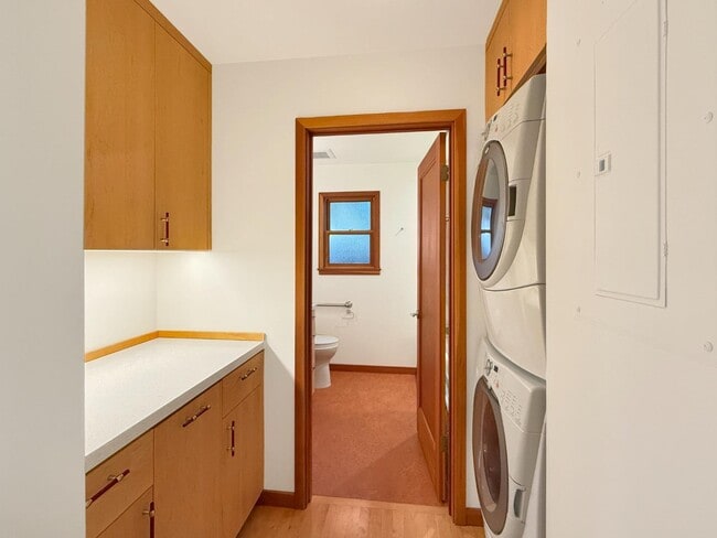 Building Photo - 335 Claremont Way