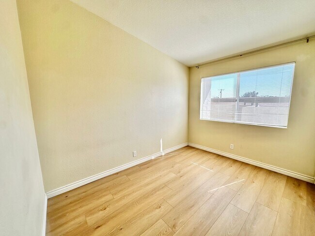 Building Photo - Stylish 2 Bedroom Condo in the Located in ...