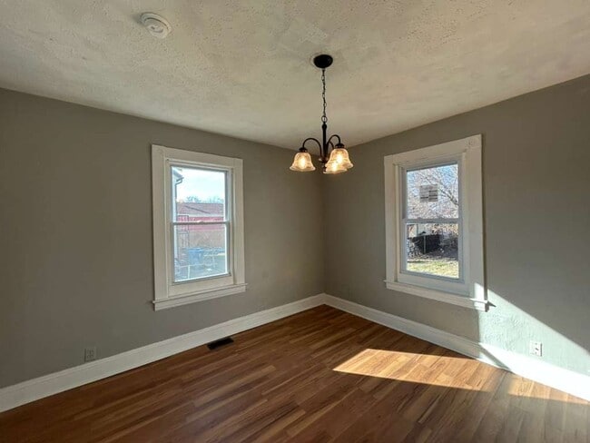 Building Photo - Charming & Move-In Ready in Lorain!