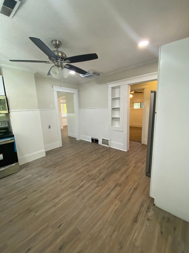 Building Photo - Amazingly Located Home