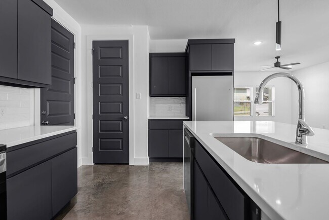 Building Photo - NOW LEASING!  4 bed, 4.5 bath modern home