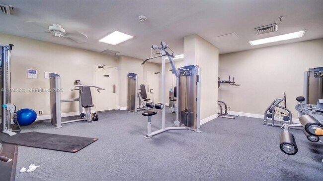 Building Photo - 520 Brickell Key Dr