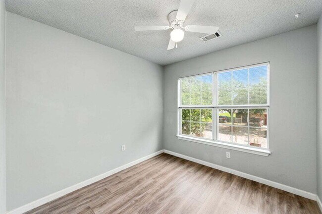 Building Photo - Charming 3-Bed, 2-Bath Townhome!