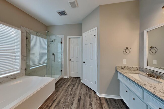 Building Photo - 2727 Lakecrest Way Dr