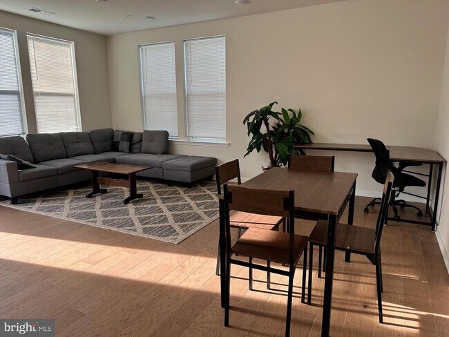 Building Photo - 807 Shay Ct