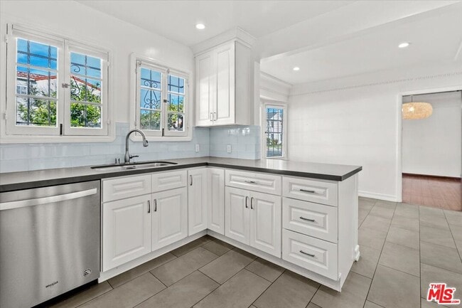 Building Photo - 203 S Detroit St