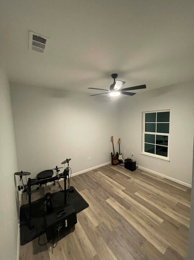 Building Photo - 917 N 16th St