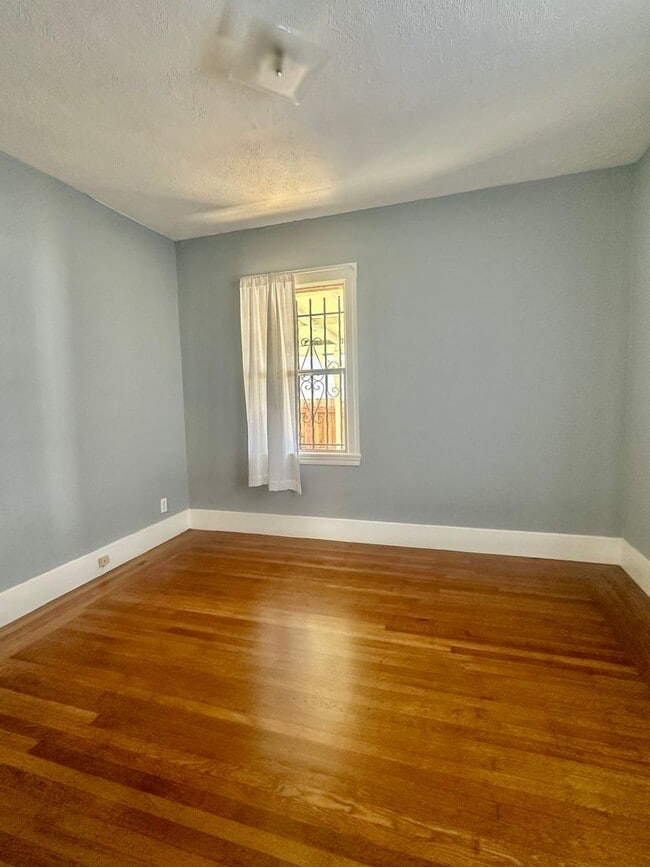 Building Photo - Charming single family home available for ...
