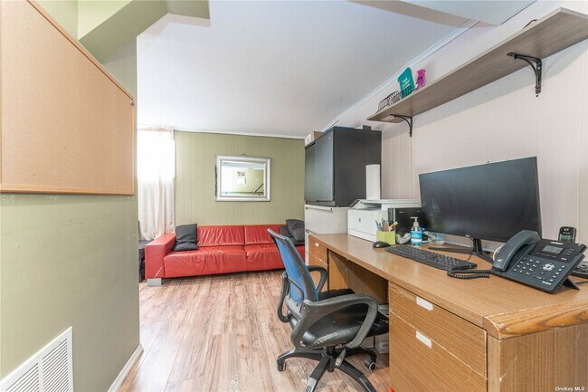 Building Photo - 747 Iris Pl