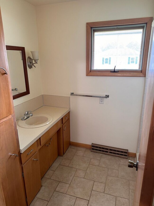 Building Photo - Beautiful Country Club area home available...