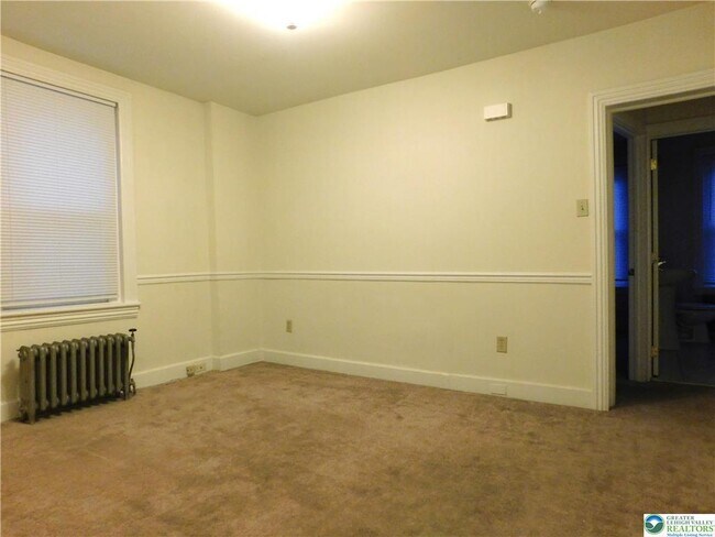 Building Photo - 826 Main St