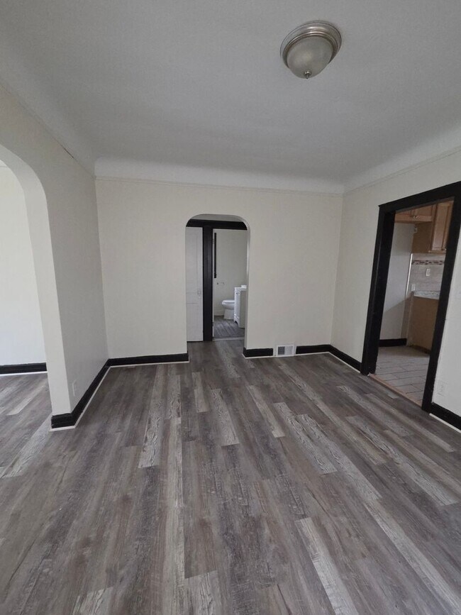 Building Photo - Three Bedroom Open Floorplan